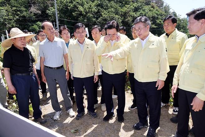 윤호중 행정안전부 장관이 2일 가뭄 피해가 우려되는 경남 밀양시 와지저수지를 방문해 저수량과 용수공급 현황 등 대응상황 현장을 점검하고 있다. ⓒ연합뉴스