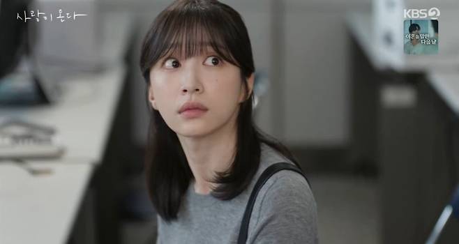 In the KBS drama Love Comes, Ha Seok-jin and An Hee-yeon reunited after eight years, but Ha Seok-jin was engulfed in shock upon encountering An Hee-yeons son. In the past, An Hee-yeon had left Ha Seok-jin after saying harsh words for the sake of his future, but the revelation of the childs existence at their reunion foreshadowed new conflict.