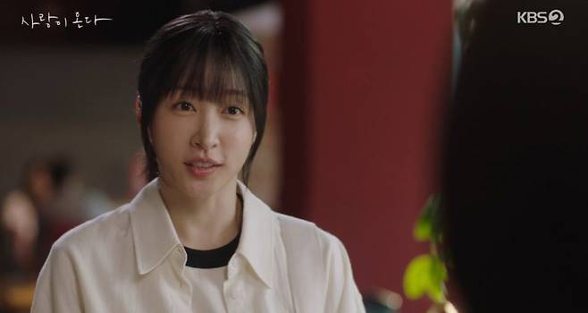 In the KBS drama Love Comes, Ha Seok-jin and An Hee-yeon reunited after eight years, but Ha Seok-jin was engulfed in shock upon encountering An Hee-yeons son. In the past, An Hee-yeon had left Ha Seok-jin after saying harsh words for the sake of his future, but the revelation of the childs existence at their reunion foreshadowed new conflict.