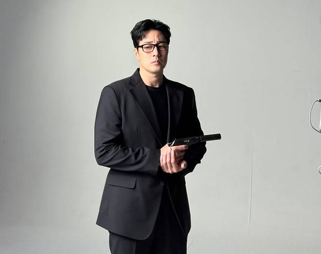 Actor So Ji-sub shared his thoughts on the conclusion of the SBS drama Manager Kim via his social media, leaving a message that seemed to hint at a second season. Bidding farewell to his character, he added the phrase I will be back, raising expectations for his future endeavors.So Ji-sub revealed his affection for the project by sharing behind-the-scenes photos, showing himself in a black suit alongside wound makeup. Manager Kim is a revenge action drama about a father who embarks on a dangerous battle to find his daughter, and it concluded successfully with a viewership rating of 23% in its final episode.Previously, So Ji-sub stated in an interview that positive discussions regarding the production of a second season were underway. He expressed his desire to participate if a second season were produced, demonstrating exceptional passion for the project.
