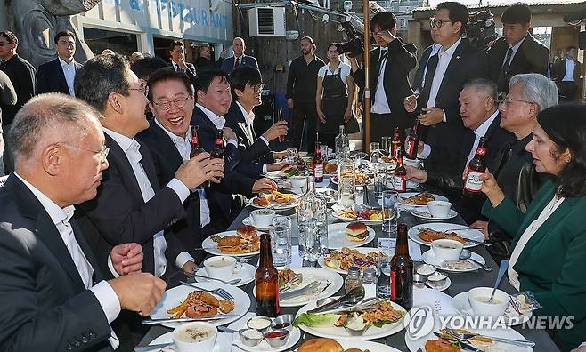 이재명 대통령, 글로벌 AI 리더 만찬 (샌프란시스코=연합뉴스) 한상균 기자 = 이재명 대통령이 24일(현지시간) 미국 샌프란시스코 더 램프 레스토랑에서 열린 글로벌 AI 리더 만찬에서 대화하고 있다.
    왼쪽부터 정의선 현대차그룹 회장, 이재용 삼성전자 회장, 이재명 대통령, 최태원 SK 회장, 이해진 네이버 이사회 의장, 배경훈 부총리 겸 과기정통부 장관, 혹 탄 브로드컴 최고경영자, 젠슨 황 엔비디아 최고경영자, 라니 보르카르 마이크로소프트 애저 하드웨어 사장. 2026.7.25 xyz@yna.co.kr