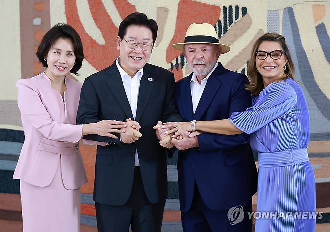 기념촬영하는 한-브라질 정상 부부 (브라질리아=연합뉴스) 한상균 기자 = 이재명 대통령 부부와 루이스 이나시우 룰라 다시우바 브라질 대통령 부부가 27일(현지시간) 브라질리아 외교부궁에서 열린 브라질 대통령 내외 주최 문화공연 및 환영 리셉션에서 기념촬영을 하고 있다.
    왼쪽부터 김혜경 여사, 이재명 대통령, 룰라 대통령, 호잔젤라 다시우바 여사. 2026.7.28 xyz@yna.co.kr