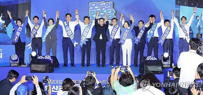 민주당, 부산 순회경선 합동연설회 (부산=연합뉴스) 이동해 기자 = 2일 부산 벡스코에서 열린 더불어민주당 당대표·최고위원 순회경선 합동연설회에서 한병도 대표 직무대행 겸 원내대표가 송영길, 정청래, 김민석(기호순) 당 대표 후보 및 최고위원 후보들과 기념 촬영을 하고 있다. 2026.8.2 eastsea@yna.co.kr
