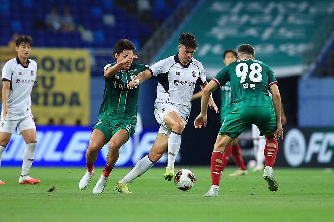 광주FC 아이데일이 지난 2일 열린 대전과의 원정경기에서 상대 수비수를 뚫고 드리블하고 있다. <광주FC 제공>