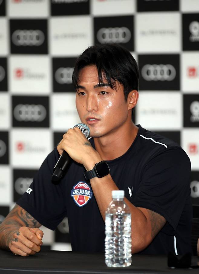 제주SK FC 골키퍼 김동준이 친선전 '아우디 풋볼 서밋 2026 제주SK FC vs FC 바이에른 뮌헨'을 하루 앞둔 3일 오후 제주 서귀포시 법환동 제주월드컵경기장에서 열린 기자회견에서 취재진의 질문에 답변하고 있다. 사진=뉴스1