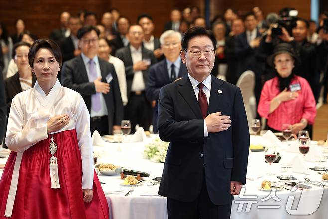 이재명 대통령과 김혜경 여사가 2일(현지시간) 독일 프랑크푸르트 한 호텔에서 열린 동포 간담회에서 국민의례를 하고 있다. 2026.8.2 ⓒ 뉴스1 허경 기자