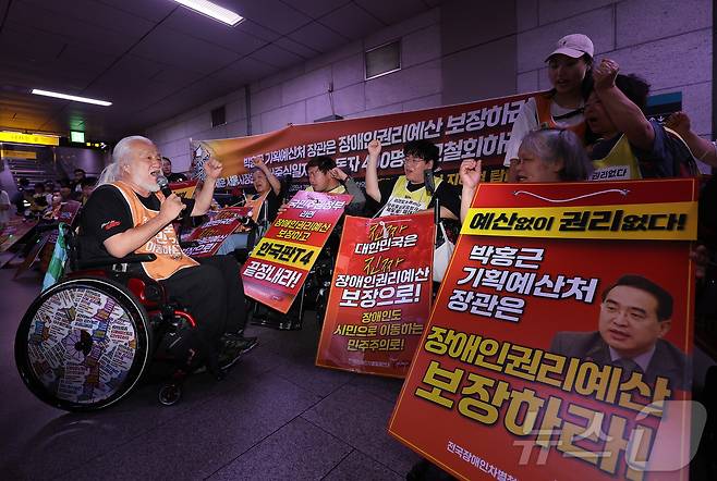 전국장애인차별철폐연대(전장연) 박경석 대표를 비롯한 소속 회원들이 2일 오전 서울 중구 지하철 1호선 시청역에서 '69차 출근길 지하철 탑니다' 탑승 시위를 하고 있다. 2026.7.2 ⓒ 뉴스1 김성진 기자
