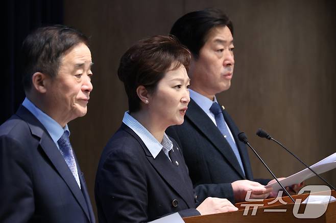 강득구(왼쪽부터), 이언주, 황명선 더불어민주당 최고위원이 지난 2월 6일 서울 여의도 국회 소통관에서 조국혁신당과의 합당 관련 기자회견을 하고 있다. 2026.2.6 ⓒ 뉴스1 신웅수 기자