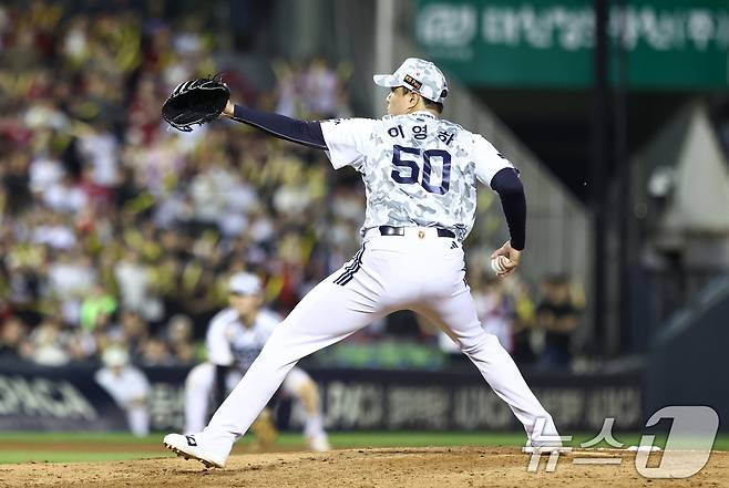26일 오후 서울 송파구 잠실야구장에서 열린 프로야구 '2026 신한은행 SOL KBO리그' KT 위즈와 두산 베어스의 경기, 9회초 등판한 이영하가 힘차게 공을 던지고 있다. 2026.6.26 ⓒ 뉴스1 최지환 기자