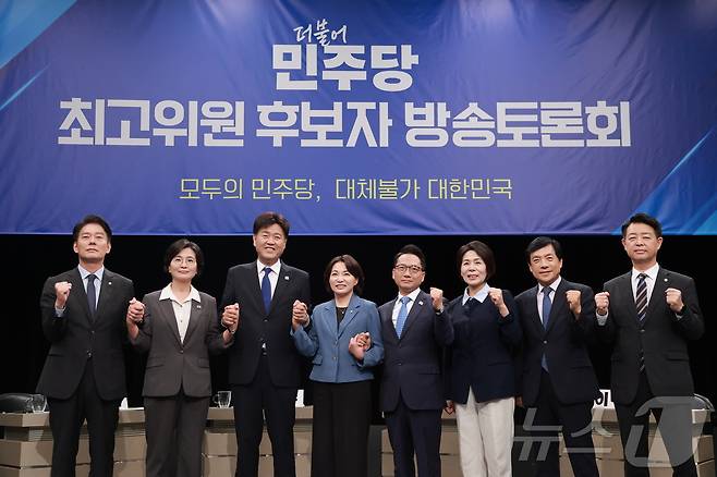 더불어민주당 최고위원 후보들이 3일 경기 부천시 OBS경인TV에서 열린 최고위원 후보자 방송토론회에 참석해 기념 촬영하고 있다. 왼쪽부터 한민수, 임미애, 김용, 서미화, 박선원, 최민희, 이성윤, 김영호 후보. 2026.8.3 ⓒ 뉴스1 국회사진기자단