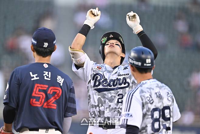 두산 김민석이 30일 서울 잠실구장에서 열린 2026 KBO리그 롯데전 4회말 1사 우중간 안타를 친 후 세리머니를 하고 있다. 잠실 | 최승섭 기자 thunder@sportsseoul.com