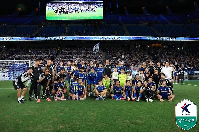 울산 선수들이 2일 안양전에서 승리한 뒤 단체 사진을 촬영하고 있다. 사진 | 한국프로축구연맹