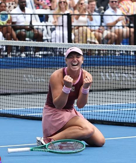 WTA 최연소 투어 우승자 크리스티나 리우토바가 우승이 확정된 후 기뻐하고 있다. WTA