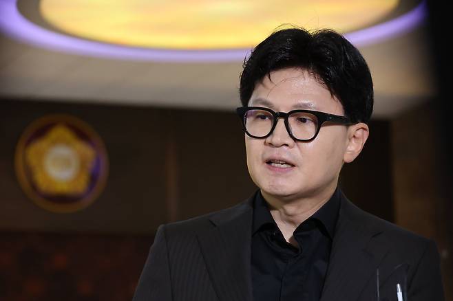 한동훈 무소속 의원이 지난달 30일 서울 여의도 국회 본회의장 앞에서 브리핑을 하고 있다./뉴스1