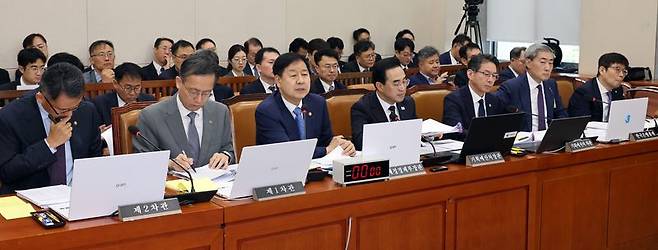 구윤철 경제부총리 겸 재정경제부 장관이 29일 여의도 국회에서 열린 재정경제기획위원회 제3차 전체회의에서 의원들의 질의에 답하고 있다. 왼쪽부터 허장 재정경제부 제2차관, 이형일 재정경제부 제1차관, 구 장관, 박홍근 기획예산처 장관, 조용범 기획예산처 차관, 신현송 한국은행 총재, 유상태 한국은행 부총재. 뉴시스