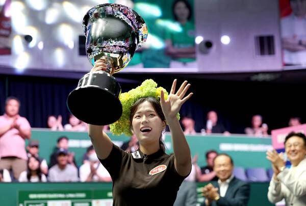박정현이 2일 열린 프로당구 에스와이 챔피언십 결승전에서 강유진을 꺾고 우승한 뒤 기뻐하고 있다. PBA 제공