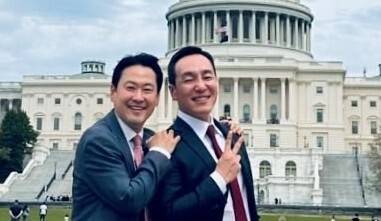 지난 4월 장동혁 국민의힘 대표와 김민수 최고위원이 미 워싱턴디시에 있는 미 연방의회 의사당 앞에서 사진을 찍고 있다. 김성수 연세대 경영전문대학원 겸임교수 스레드