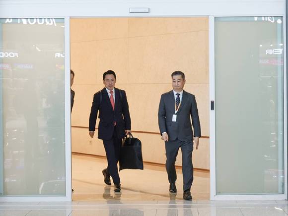 국민의힘 장동혁 대표가 미국 방문 일정을 사흘 앞당겨 지난 11일 워싱턴DC로 출국했다. 장 대표는 12일 페이스북을 통해 "저는 어제, 세계의 자유를 지키는 최전선 워싱턴으로 출발했다"고 밝혔다.사진은 미국으로 향하는 장 대표. [사진=연합뉴스]