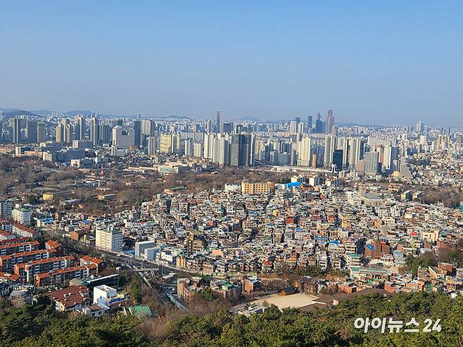 남산 공원에서 바라본 서울 아파트 전경. [사진=김민지 기자]