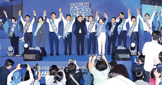 더불어민주당 8·17 전당대회 당대표 및 최고위원 후보들이 2일 부산 벡스코에서 열린 순회경선 합동연설회에서 한병도(가운데) 대표 직무대행 겸 원내대표와 함께 손을 맞잡고 기념 사진을 찍고 있다. 연합뉴스