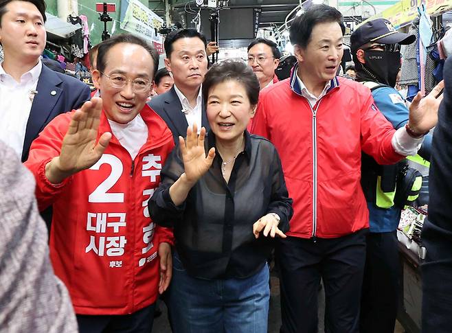 박근혜 전 대통령이 6·3 지방선거 때  대구 중구 서문시장을 찾아 국민의힘 추경호 대구시장 후보 지원 유세를 하고 있다. [매경DB]