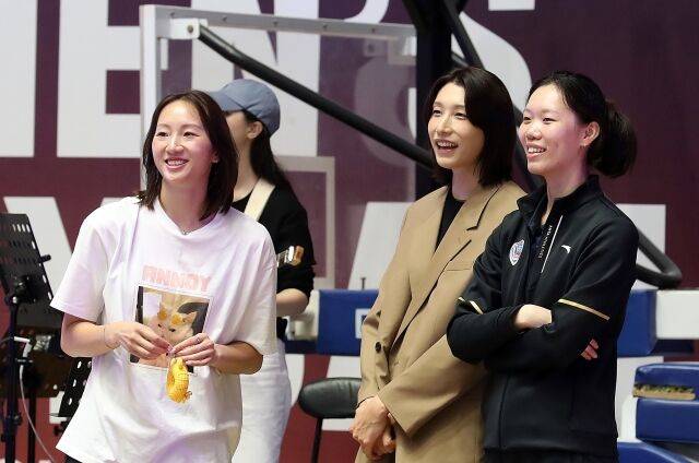 김연경이 1일 제주 한라체육관을 찾아 정관장 아시아쿼터 선수인 종휘(왼쪽), 상하이 브라이트 유베스트 팀원과 이야기를 나누고 있다./KBSN 제공
