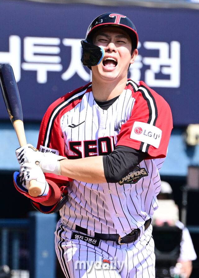 LG 홍창기가 3회말 2사 1루에서 박준현에게 삼진을 당한 뒤 아쉬워 하고 있다./마이데일리