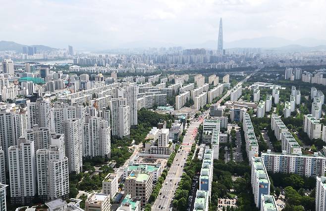재건축을 앞두고 있는 아파트 단지를 포함한 강남 일대 전경. [연합]