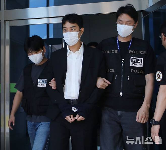 [청주=뉴시스] 박은수 기자 = 최영중 전 충북 청주시의원이 30일 오후 영장실질심사를 끝낸 뒤 청주지법에서 나오고 있다. 2026.07.30. mercurypark@newsis.com