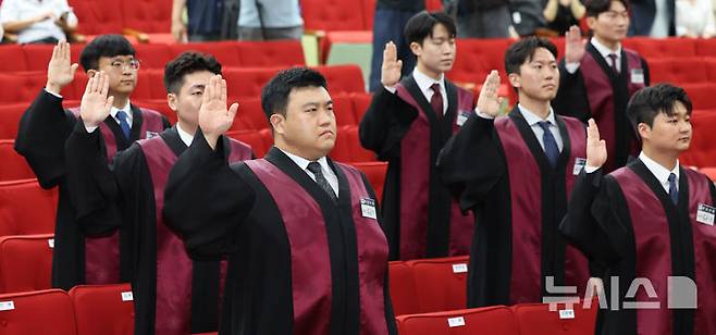 [과천=뉴시스] 김금보 기자 = 신임검사들이 3일 오전 경기 과천시 정부과천청사에서 열린 임관식에서 선서를 하고 있다. 2026.08.03. kgb@newsis.com