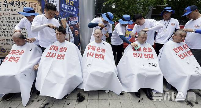 [서울=뉴시스] 최동준 기자 = 전국경찰직장협의회가 3일 서울 서대문구 경찰청 앞에서 순환인사 반대 삭발을 하고 있다. 2026.08.03. photocdj@newsis.com