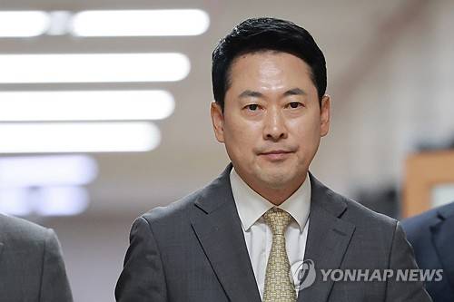 기자회견 위해 이동하는 국민의힘 장동혁 대표 (서울=연합뉴스) 신현우 기자 = 국민의힘 장동혁 대표가 30일 국회에서 이날 본회의를 통과한 선관위 특검법과 관련해 기자회견하기 위해 이동하고 있다. 2026.7.30 nowwego@yna.co.kr