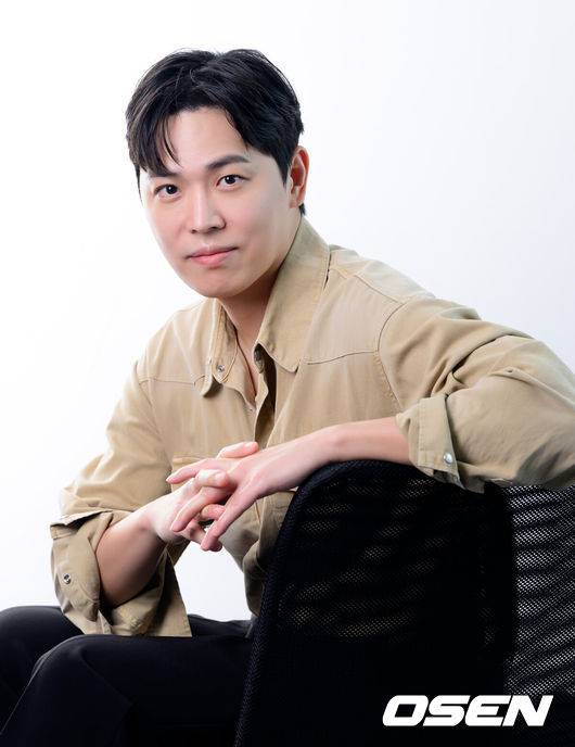 Actor Moving clarified in a wrap-up interview for the SBS drama *Manager Kim* that the rumors regarding his renunciation of Italian citizenship, which had been a hot topic in the past, were unfounded. Moving explained that although he was born and spent his childhood in Italy, he never acquired citizenship there and simply fulfilled his military service obligations.In *Manager Kim*, Moving played the role of Chief Nam, Joo Kang-chans closest aide, enhancing the dramas immersion with his stable acting skills and action scenes. While the drama achieved great success, recording a nationwide viewership rating of 23.0%, Moving was unable to attend the reward vacation to Guam with the production team due to scheduled performance commitments.Moving clarified the situation regarding the controversy over renouncing Italian citizenship that had been mentioned in past broadcasts. He explained that although he had the opportunity to acquire citizenship if he had resided in Italy for a long time, he chose not to do so and returned to Korea to complete his military service, expressing his embarrassment at the story being portrayed as a heartwarming tale.Finally, Moving shared his thoughts, stating that *Manager Kim* and the character of Chief Nam will remain special memories in his acting career. He found his direction in acting by communicating with his colleagues through this project, and he vowed to continue showing his best without losing sight of his original intentions.