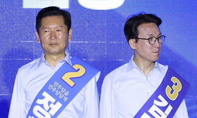 더불어민주당 당권 주자인 정청래(왼쪽), 김민석 의원이 지난 2일 부산 벡스코에서 열린 당대표·최고위원 합동연설회에서 자리하고 있다. 뉴스1