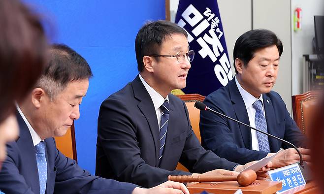 더불어민주당 한병도 대표 직무대행 겸 원내대표가 3일 국회에서 열린 최고위원회의에서 발언하고 있다. 연합뉴스