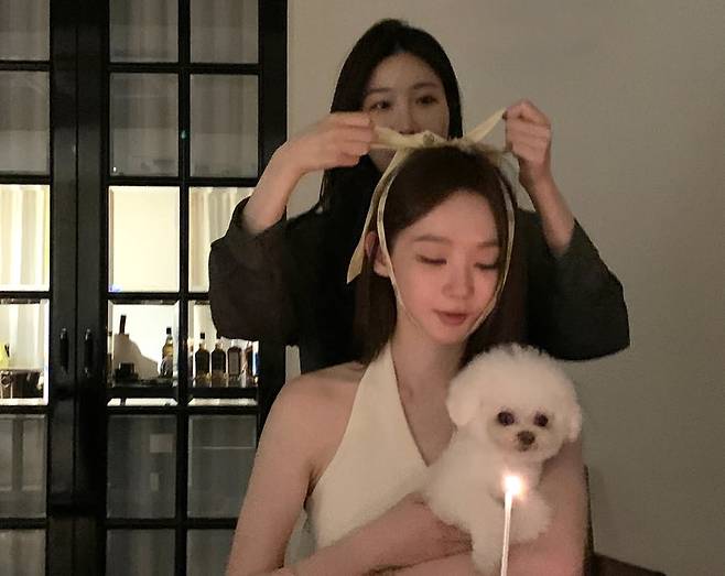 Davichi member Kang Min-kyung shared photos on his social media of his 36th birthday party with Lee Hae-ri. Kang Min-kyung celebrated his birthday in a warm and friendly atmosphere, spending affectionate time with Lee Hae-ri.In the released photos, Kang Min-kyung is seen smiling brightly in front of a cake, while Lee Hae-ri playfully ties a ribbon in Kang Min-kyungs hair, revealing their deep friendship. Along with the photos, Kang Min-kyung shared his thoughts on spending a warm birthday with his partner.Previously, Kang Min-kyung was embroiled in marriage rumors following a YouTube video in which he was seen accompanied by an acquaintance. In response, Kang Min-kyung dismissed the controversy by personally clarifying that the person in question was his chief manager, with whom he has worked for over 10 years.