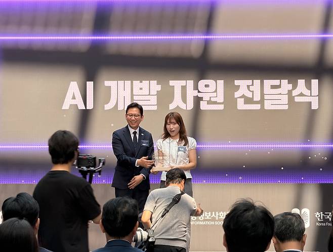'모두의 AI 성장사다리 프로젝트' 출범식 배경훈 부총리 겸 과학기술정보통신부 장관이 3일 국립광주과학관에서 열린 '모두의 AI 성장사다리 프로젝트' 출범식에서 청년 대표에게 AI 개발 자원을 전달하고 있다. [촬영 권하영]