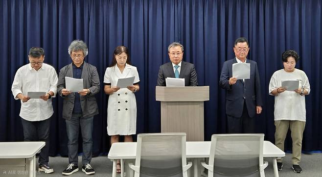 기자회견 하는 전 강릉시장직 인수위원회 [촬영 유형재]