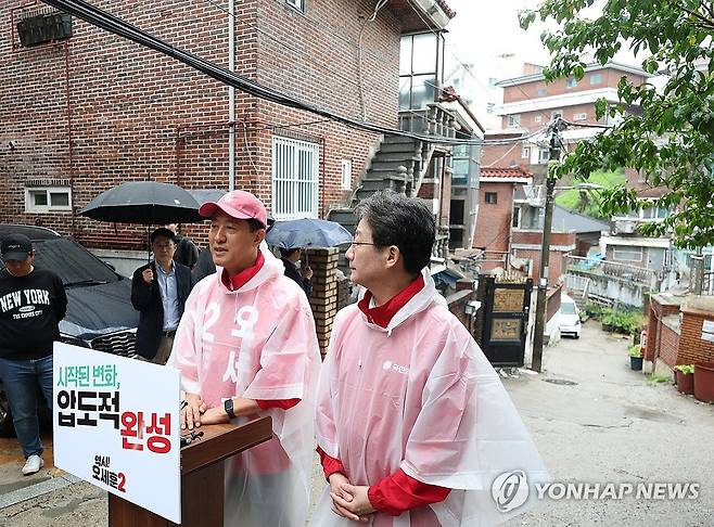 오세훈, 초심으로 (서울=연합뉴스) 이지은 기자 = 국민의힘 오세훈 서울시장 후보가 공식 선거운동 첫날인 21일 서울 강북구 미아동 주택가에서 유승민 전 의원과 함께 출정 대시민 메시지를 발표하고 있다. 2026.5.21 jieunlee@yna.co.kr
