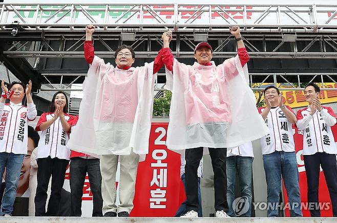 첫 유세 나선 오세훈, 유승민과 함께 (서울=연합뉴스) 이지은 기자 = 국민의힘 오세훈 서울시장 후보가 공식 선거운동 첫날인 21일 서울 강북구 삼양사거리에서 열린 첫 유세에서 유승민 전 의원과 지지를 호소하고 있다. 2026.5.21 jieunlee@yna.co.kr