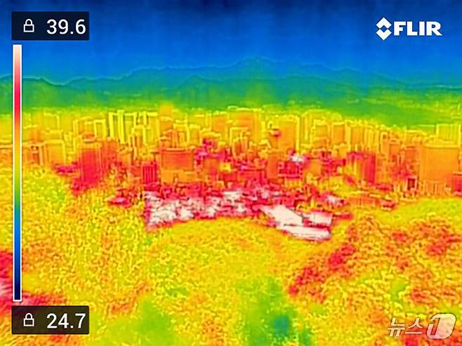 서울 남산에서 내려다본 서울 도심을 열화상 카메라로 촬영한 모습. 2026.7.13 ⓒ 뉴스1 구윤성 기자