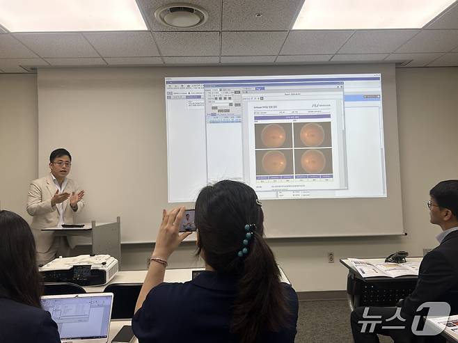 최태근 메디웨일 대표가 4일 오전 서울 서대문구 세브란스병원 당뇨병센터 진료실에서 망막 기반 AI 솔루션 '닥터눈'에 대해 설명하고 있다. 2026.8.4 ⓒ 뉴스1 문대현 기자