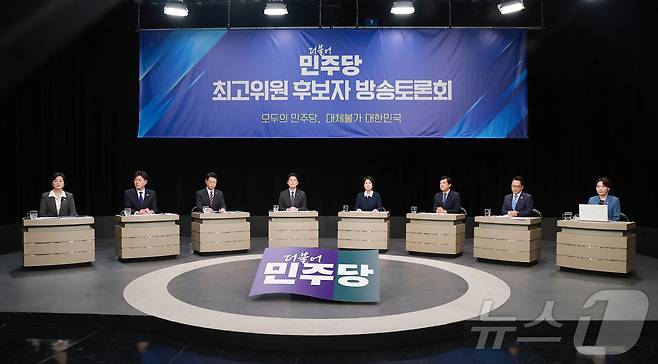 더불어민주당 최고위원 후보들이 3일 경기 부천시 OBS경인TV에서 열린 최고위원 후보자 방송토론회에 참석해 있다. 왼쪽부터 임미애, 김용, 김영호, 한민수, 최민희, 이성윤, 박선원, 서미화 후보. 2026.8.3 ⓒ 뉴스1 국회사진기자단