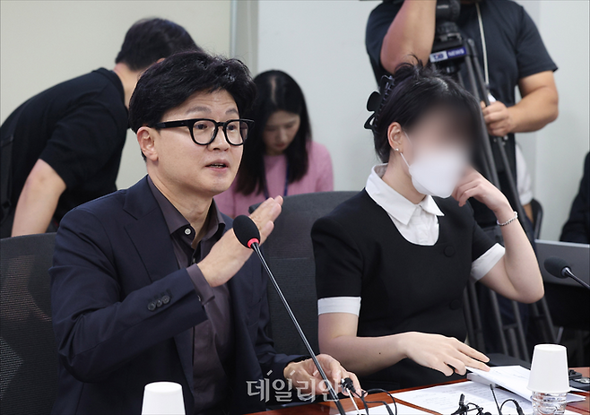 무소속 한동훈 의원이 4일 오후 서울 여의도 국회 의원회관에서 열린 '보완수사 금지, 지옥문이 열렸다' 간담회에서 발언을 하고 있다. 이날 간담회에는 부산 돌려차기 사건의 피해자도 함께 참석했다. ⓒ데일리안 홍금표 기자