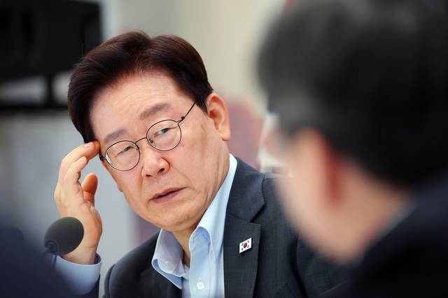 이재명 대통령이 4일 청와대 영빈관에서 열린 부처 업무보고에서 참석자 발언을 듣고 있다. [연합뉴스]