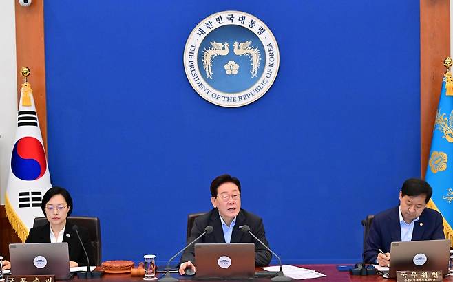 이재명 대통령이 4일 청와대에서 열린 국무회의에서 발언하고 있다. 청와대사진기자단