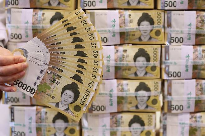 서울 중구 하나은행 위변조대응센터에서 관계자가 원화 5만원권 지폐를 정리하고 있다. [뉴스1]