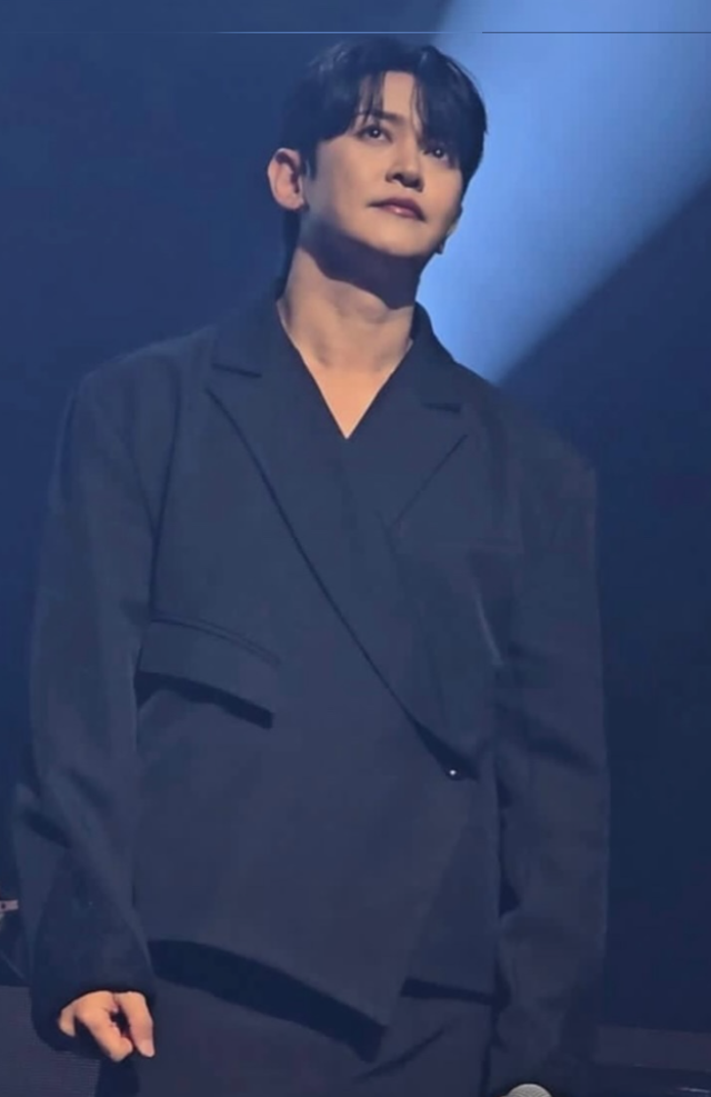 Kang Kyun Sung of the group Noel will tie the knot with actor Yoo Ha-jin on October 30. His agency, S27M Entertainment, officially announced that Kang Kyun Sung will hold a marriage ceremony at an undisclosed location in Seoul with Yoo Ha-jin, who is 11 years his junior.Kang Kyun Sung previously foreshadowed his marriage through a handwritten letter, sharing the news that he had met a precious person he wanted to spend his life with. His fiancée, Yoo Ha-jin, has continued her acting career since her debut in the 2019 MBC drama *Spring Night*, appearing in *Welcome*, *Frozen to Death*, and the film *Body Collection.zip*.The couple decided to marry based on deep trust and affection for each other. Kang Kyun Sung plans to continue his active career as an artist even after marriage.Kang Kyun Sung, who had previously mentioned his vow of premarital chastity, has announced through this marriage news that he has found his lifelong partner. Many fans and industry insiders are sending their congratulations on the couples new beginning.