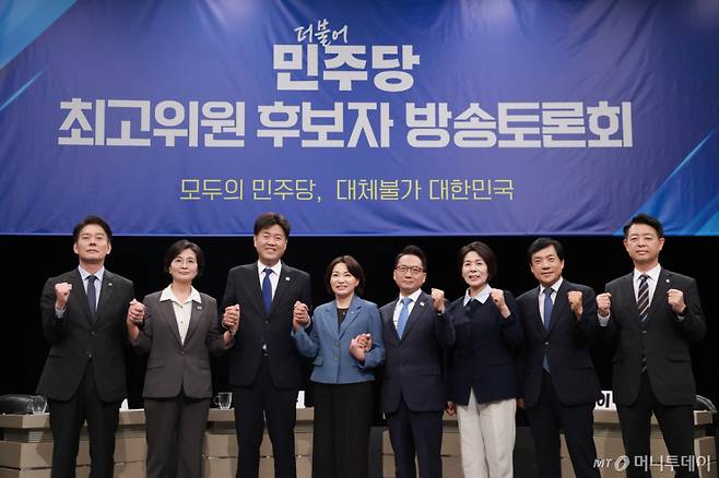 [서울=뉴시스] 국회사진기자단 = 더불어민주당 최고위원 후보들이 3일 경기 부천시 OBS경인TV에서 열린 최고위원 후보자 방송토론회에서 기념촬영을 하고 있다.   왼쪽부터 한민수, 임미애, 김용, 서미화, 박선원, 최민희, 이성윤, 김영호 후보. 2026.08.03. photo@newsis.com /사진=