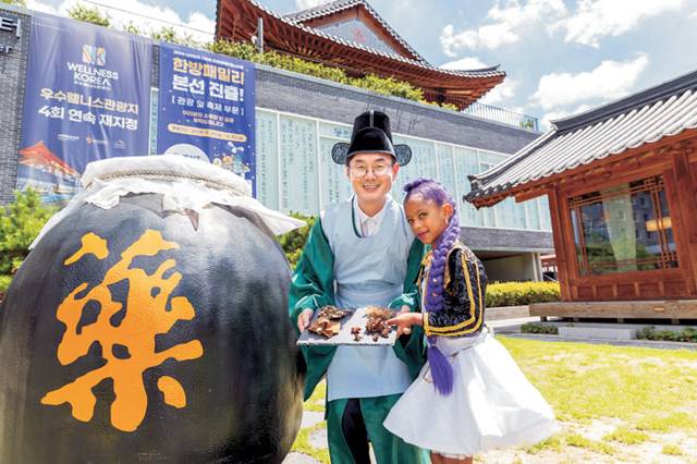 최동민 동대문구청장이 지난달 29일 문화일보와 인터뷰를 마친 뒤 서울한방진흥센터 앞에서 미국 뉴욕 출신 어린이 모델 펠라 셰퍼드와 기념촬영을 하고 있다.  동대문구청 제공